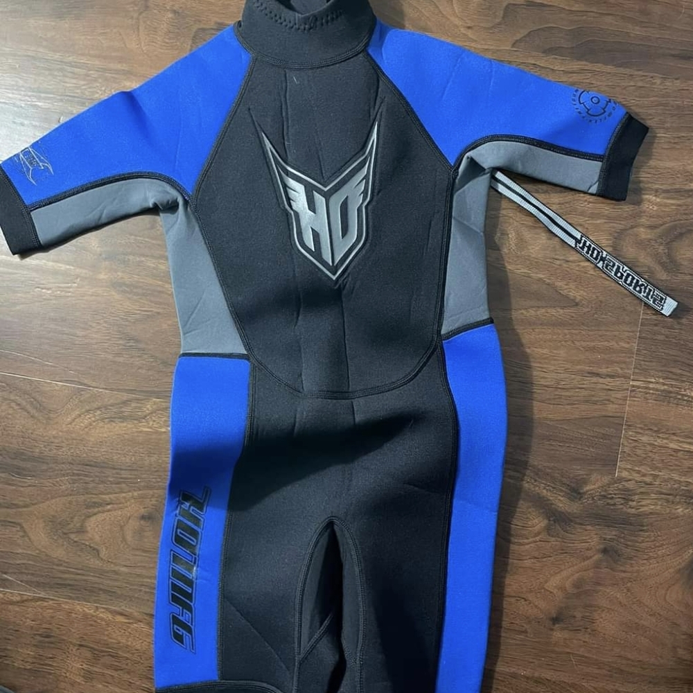 Child size 8 wet suit